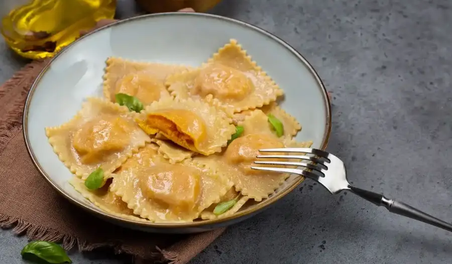 RAVIOLES DE ESPINACA,CALABAZA Y QUESO CREMA